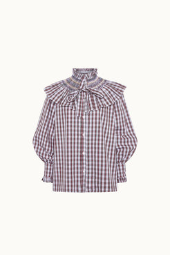 Modelo con camisa Marielle cuadros roja, estilo elegante sofisticado
