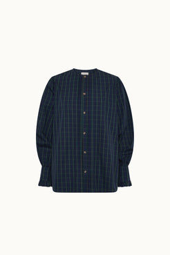 Modelo con camisa Marielle cuadros azul, estilo elegante sofisticado
