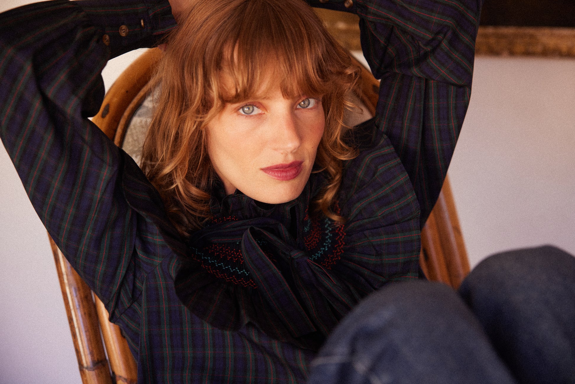 Camisa Marielle cuadros azul, detalle lazo y volante cuello romántico
