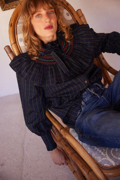 Camisa Marielle azul a cuadros, vista frontal con cuello especial babero
