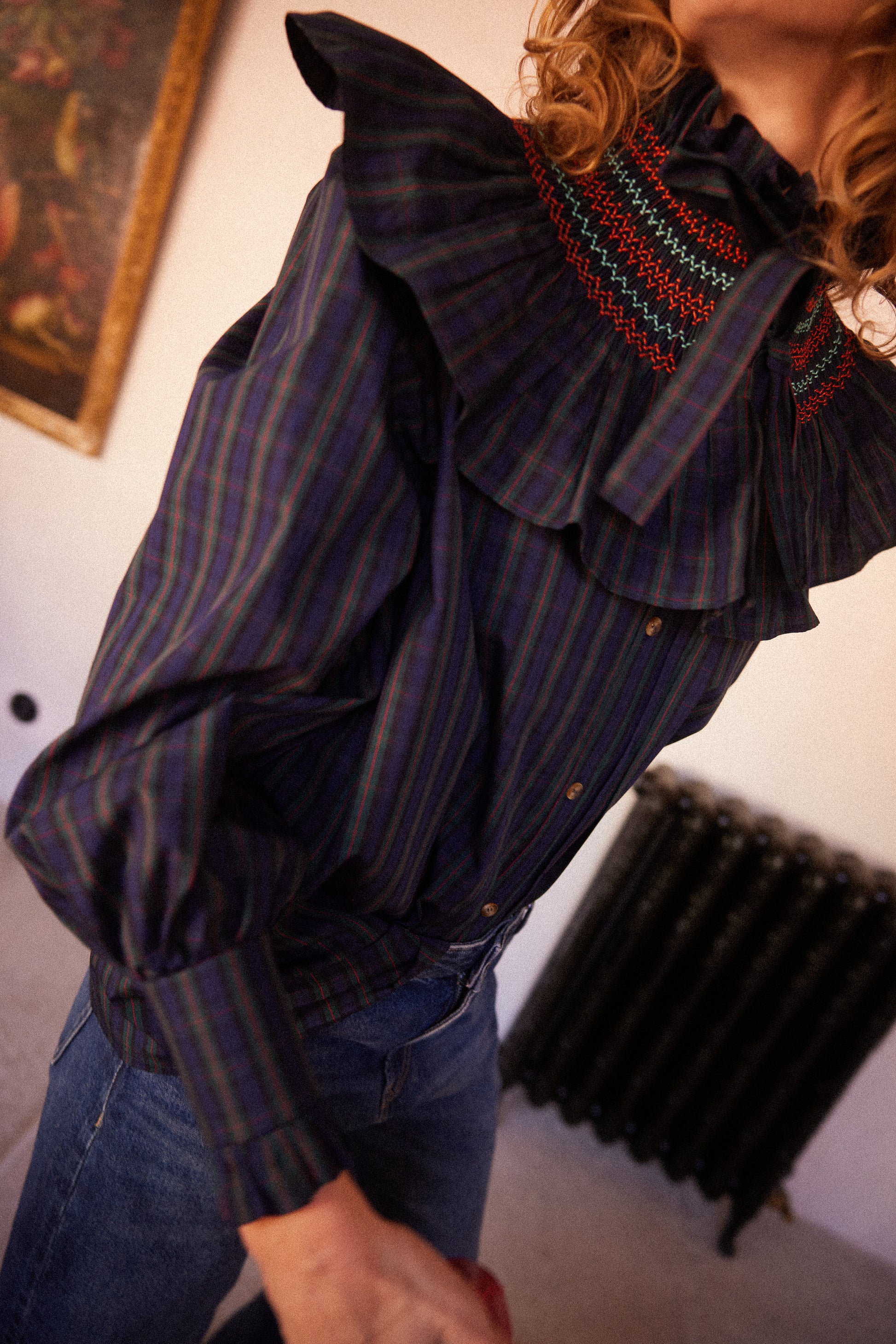 Detalle cuello nido de abeja camisa Marielle, volante y lazo decorativo
