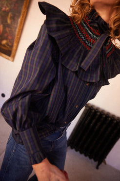 Detalle cuello nido de abeja camisa Marielle, volante y lazo decorativo
