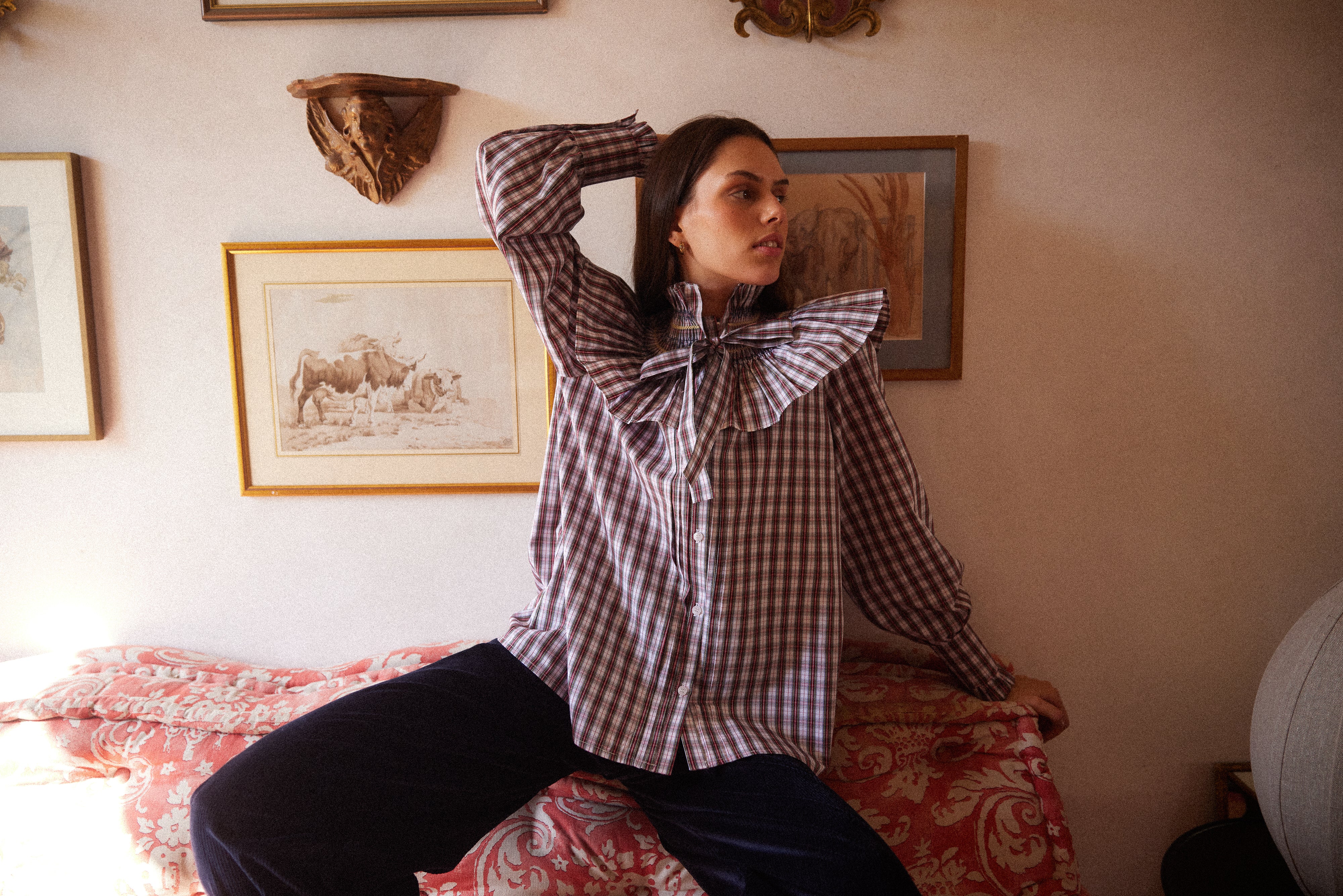 Detalle mangas abullonadas camisa Marielle, puños con volantes algodón 100%
