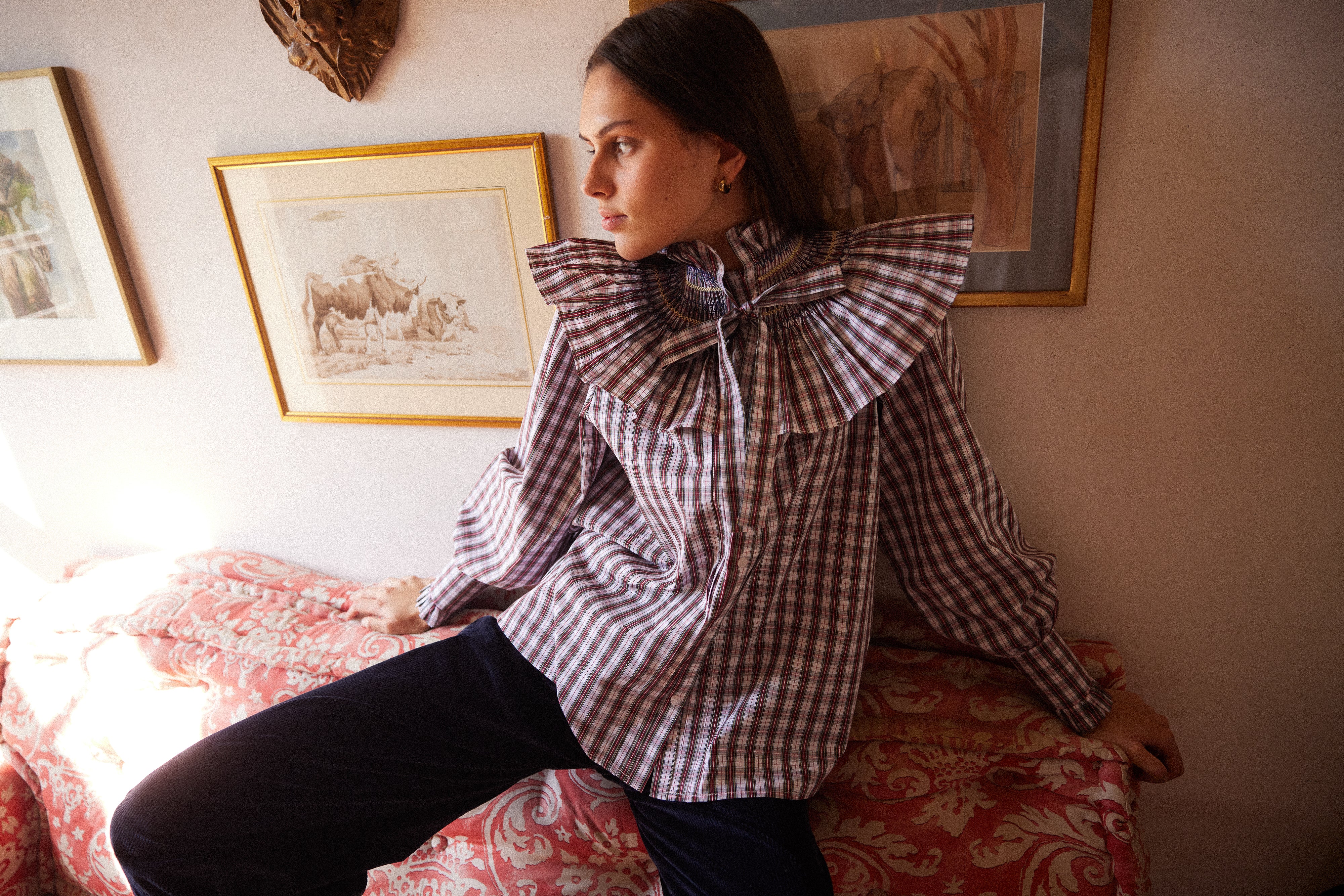 Camisa Marielle cuadros roja con cuello nido de abeja, volantes y lazo
