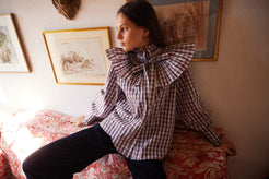 Camisa Marielle cuadros roja con cuello nido de abeja, volantes y lazo
