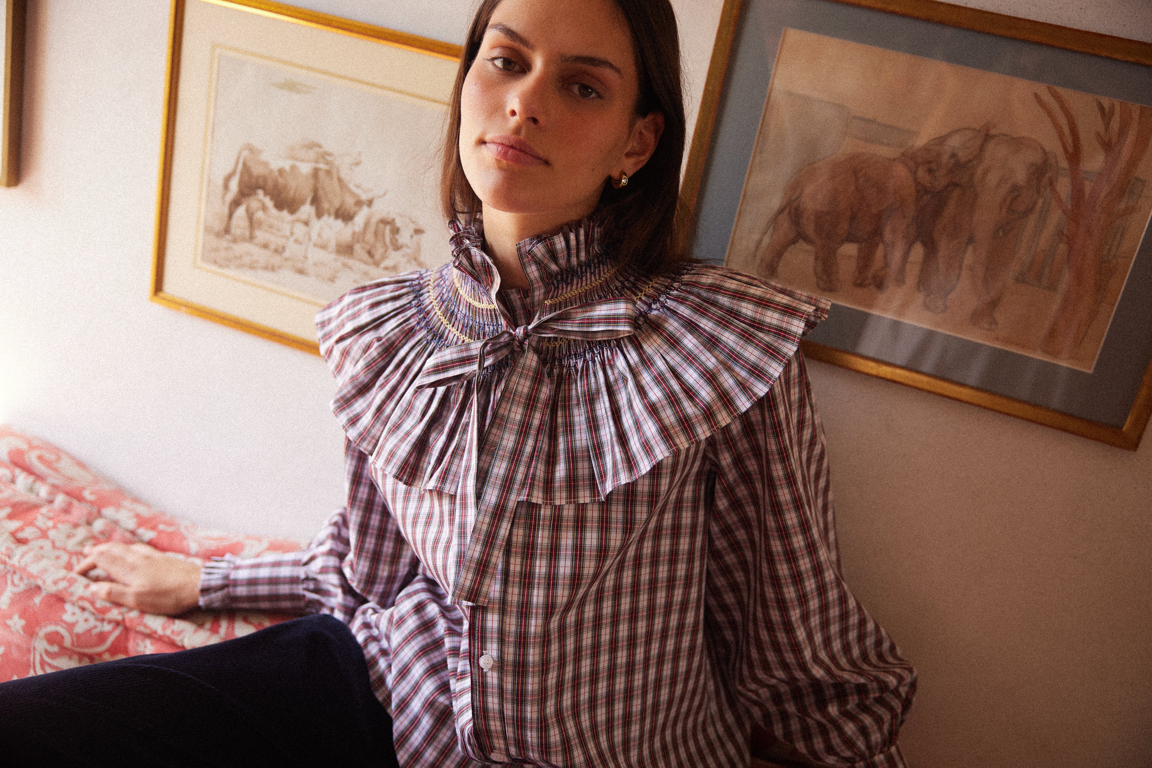 Detalle cuello nido de abeja camisa Marielle roja, volante y lazo decorativo
