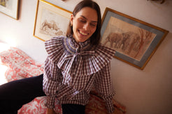 Camisa Marielle roja a cuadros, vista frontal con cuello especial babero
