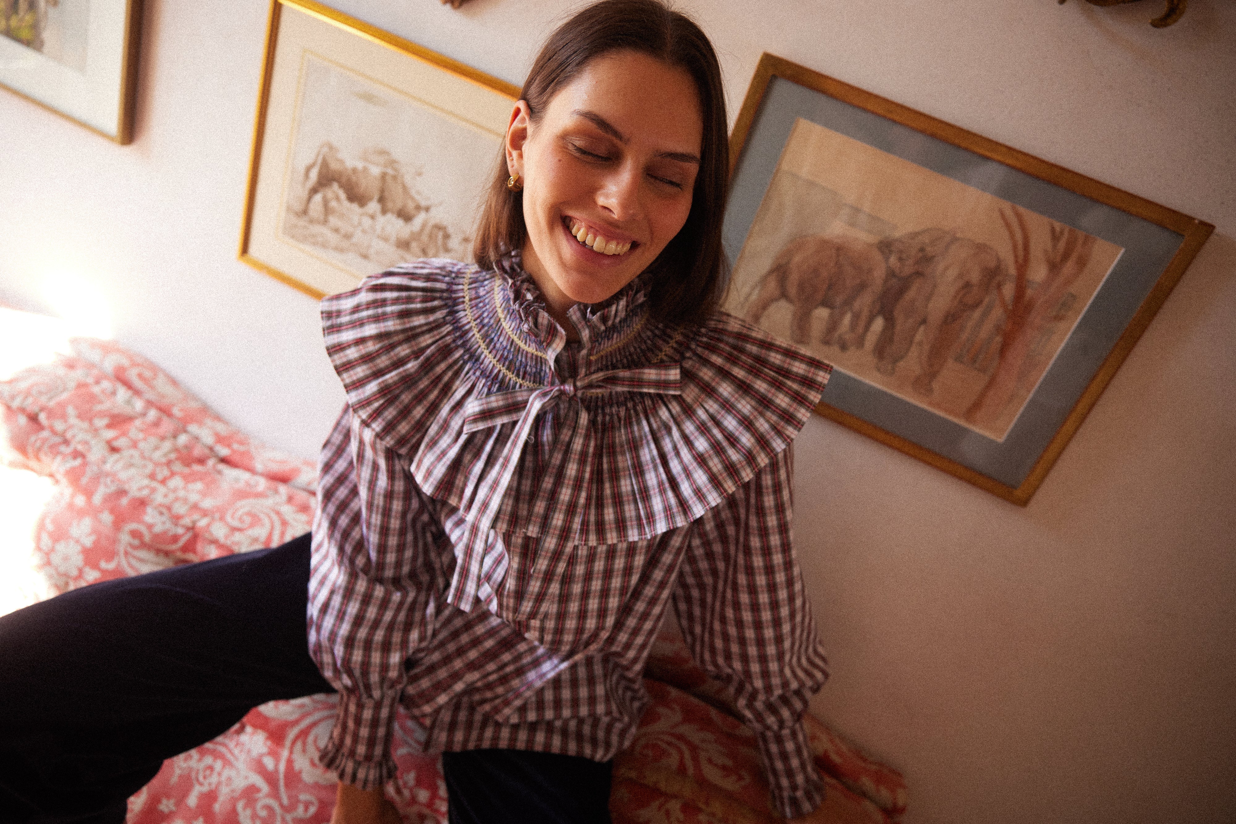 Camisa Marielle roja a cuadros, vista frontal con cuello especial babero
