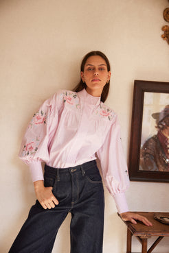 Camisa Lilla rosa a rayas, vista frontal con bordados florales en pecho
