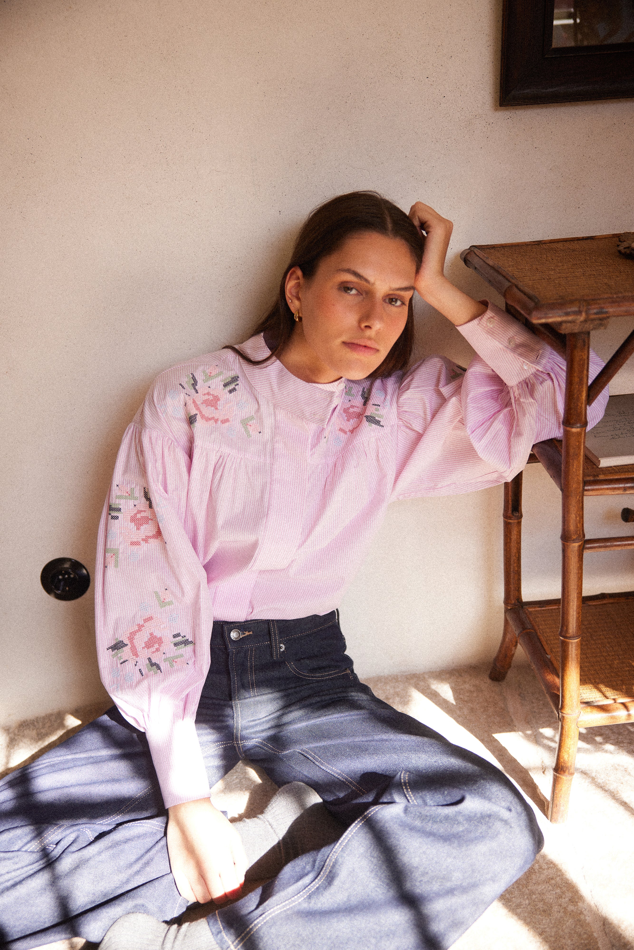 Camisa Lilla algodón rosa rayas, detalle cuello mao y mangas con flores
