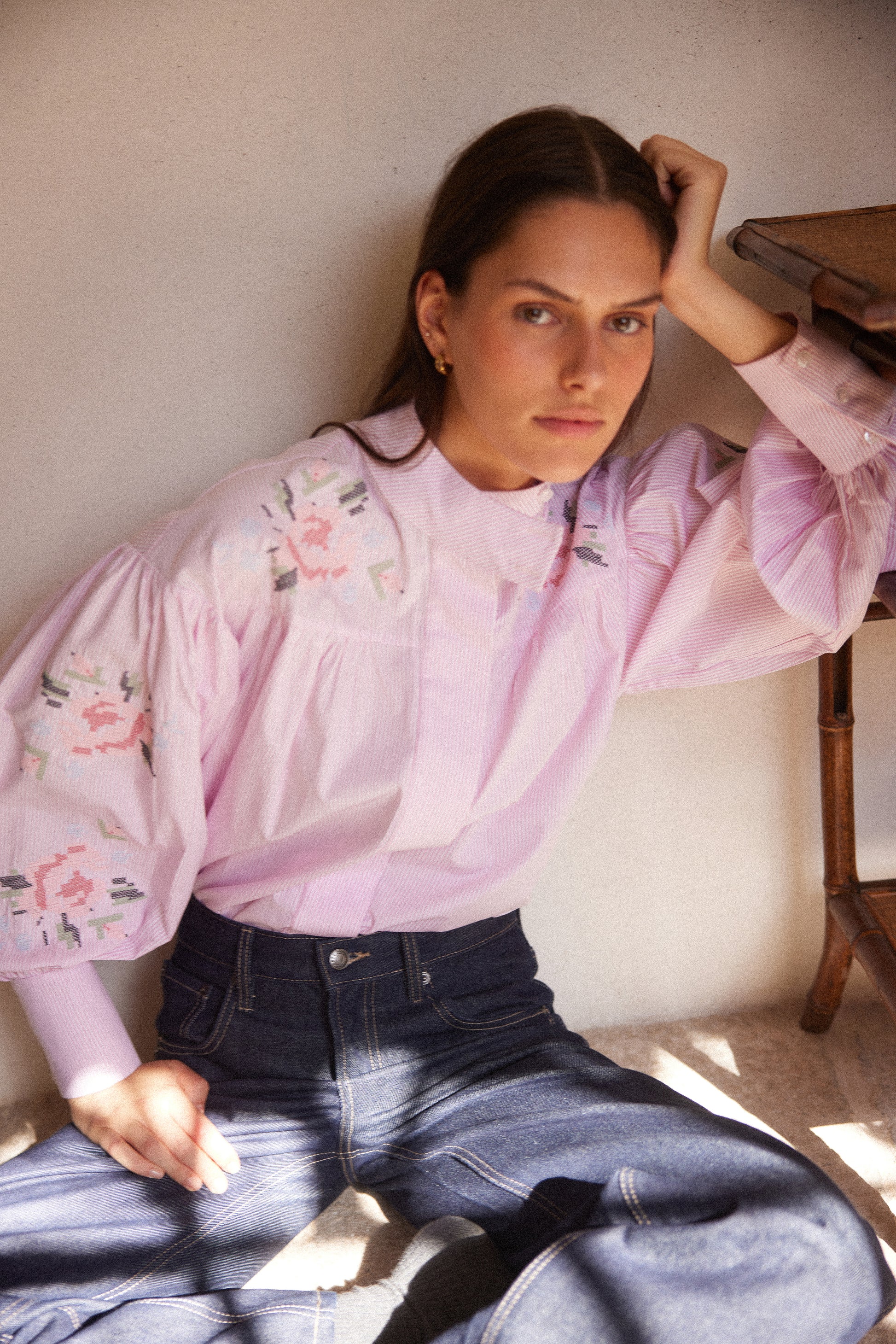 Camisa Lilla rosa rayas con flores bordadas, cuello mao y mangas abullonadas
