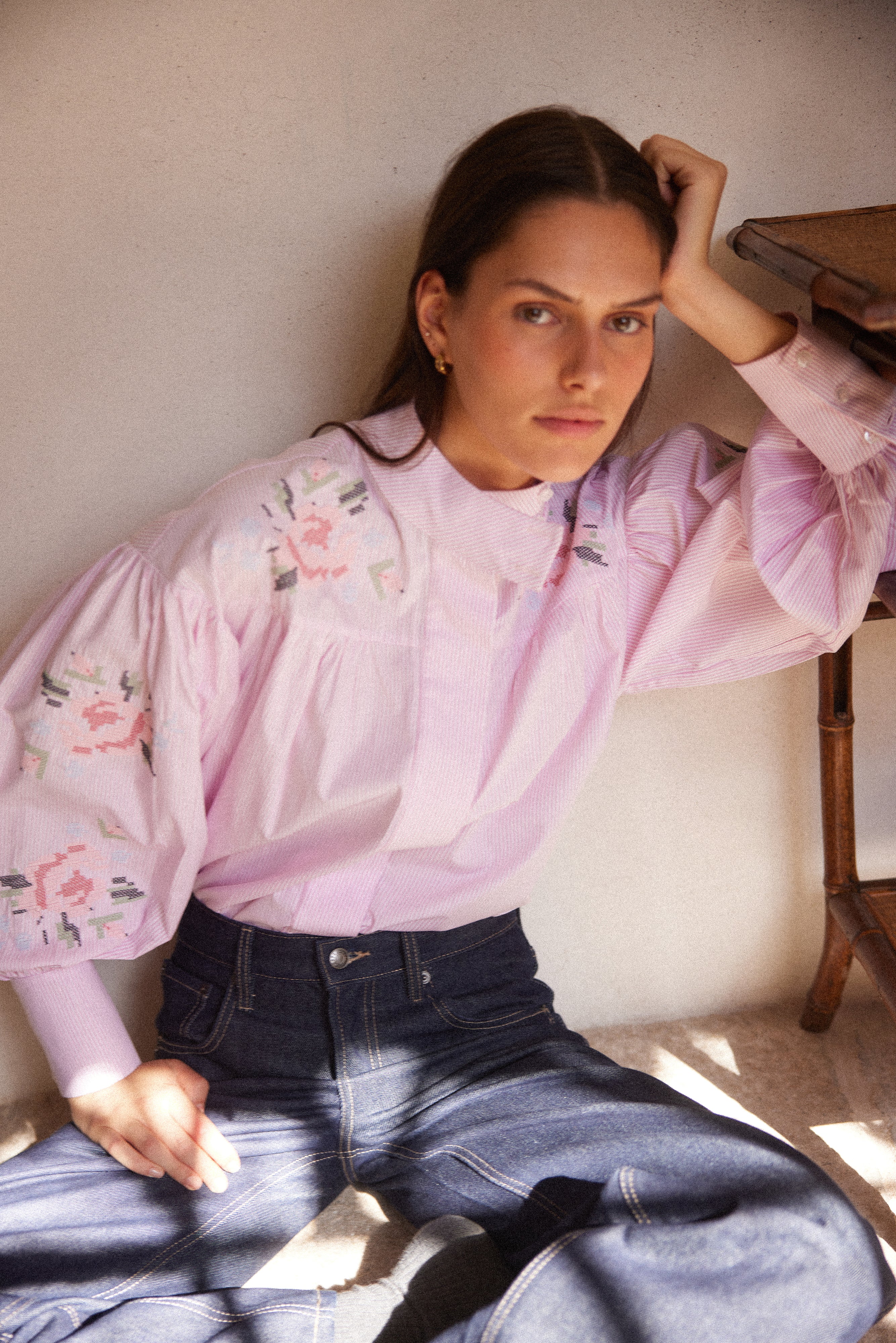 Camisa Lilla rosa rayas con flores bordadas, cuello mao y mangas abullonadas
